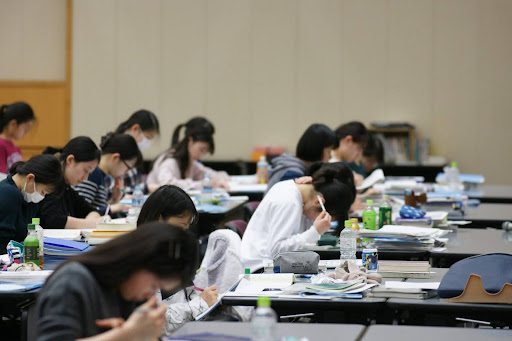 教室で自習する学生たち