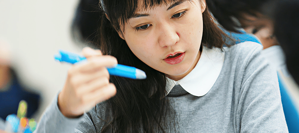 女子生徒がペンを持って学習している様子