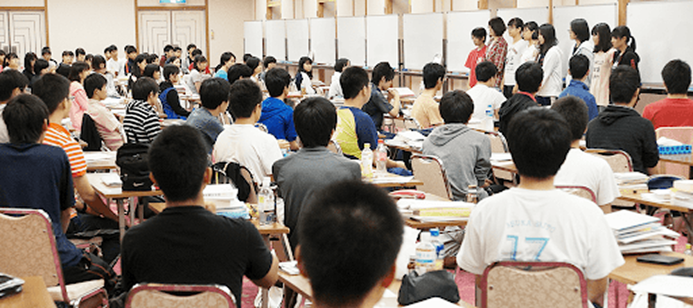 教室での集団学習風景（後ろ姿）