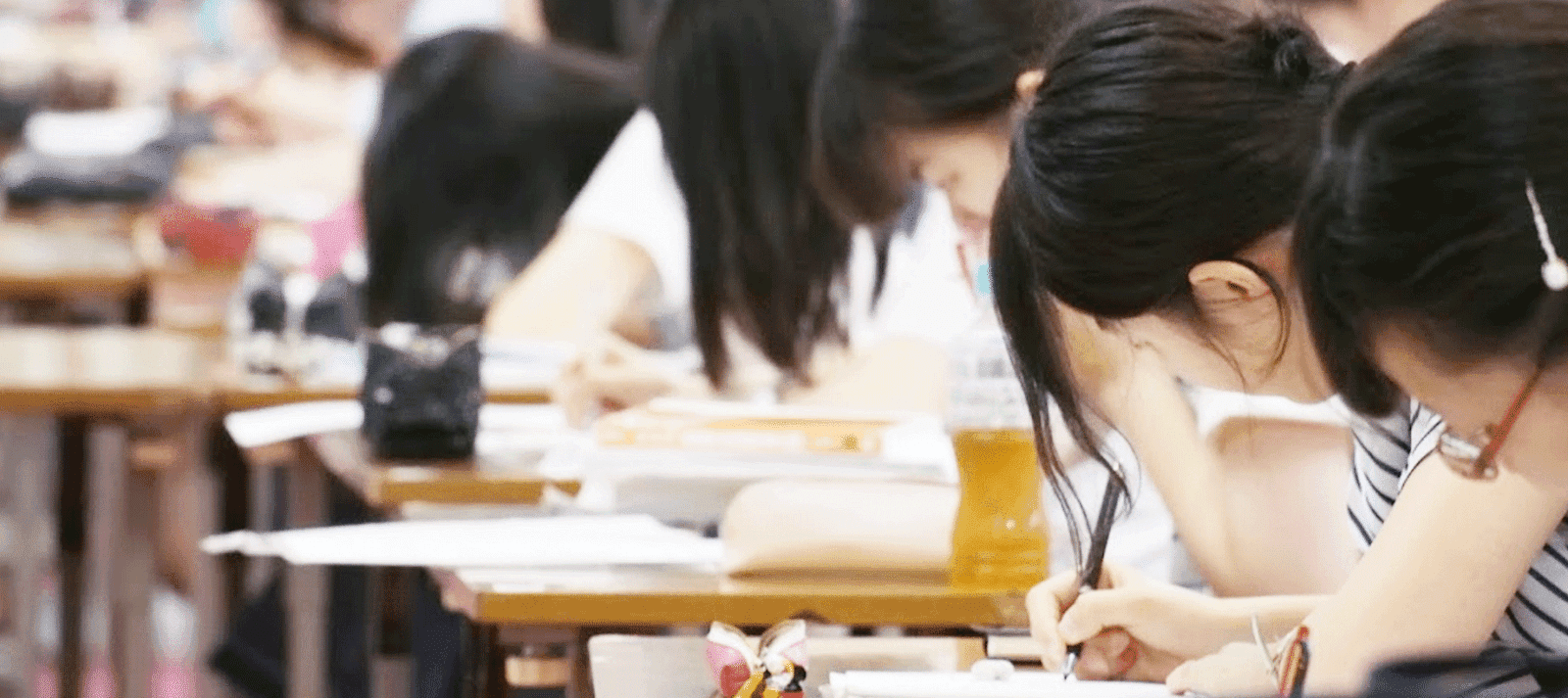 試験に集中して取り組む生徒たち